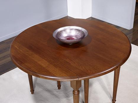 Table ronde à volets Vera réalisée en Chêne Massif de style Louis XVI avec  3 allonges de 40 cm
