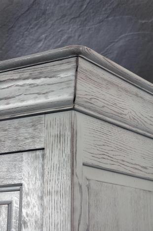 Armoire 3 portes Anne-Lise réalisée en Chêne Massif de style Louis Philippe Finition Chêne Brossé Gris