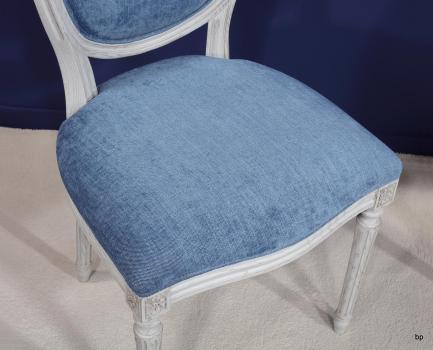 Chaise Simon réalisée en Chêne Massif de style Louis XVI Finition Brossé Gris Perle Patiné