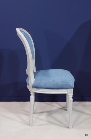 Chaise Simon réalisée en Chêne Massif de style Louis XVI Finition Brossé Gris Perle Patiné