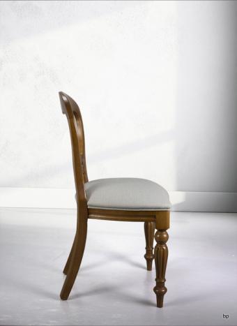 Chaise sculptée main Mael réalisée en Chêne massif de style Louis Philippe