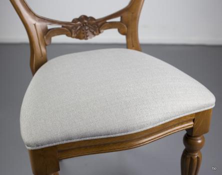 Chaise sculptée main Mael réalisée en Chêne massif de style Louis Philippe