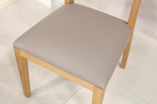 Chaise Florian réalisée en chêne massif Ligne contemporaine Assise Tissu ou moleskine d'ameublement