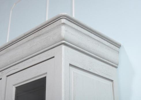 Bibliothèque 2 portes Louis réalisée en Chêne Massif de style Louis Philippe Finition Chêne Brossé Gris patiné et Ivoire à l'intérieur