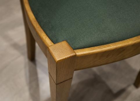 Chaise Arthur réalisée en Chêne Massif de style Louis Philippe Assise encastrée Tissu d'ameublement 