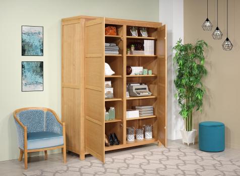 Armoire 2 portes Lillian, réalisée en Chêne de Ligne contemporaine 2 portes battantes