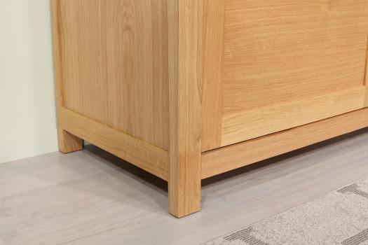 Armoire 2 portes Lillian, réalisée en Chêne de Ligne contemporaine 2 portes battantes