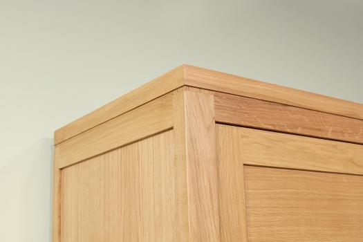 Armoire 2 portes Lillian, réalisée en Chêne de Ligne contemporaine 2 portes battantes