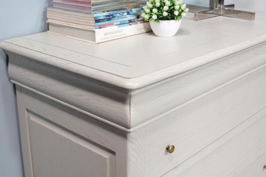 Commode 4 tiroirs Nicolas réalisé en Chêne Massif de style Louis Philippe Finition Chêne Brossé Gris perle Patiné