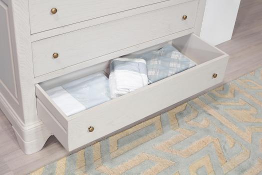 Commode 4 tiroirs Nicolas réalisé en Chêne Massif de style Louis Philippe Finition Chêne Brossé Gris perle Patiné