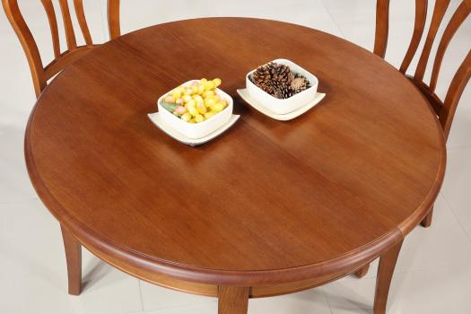 Table ronde 4 pieds Marc-Antoine réalisée en Chêne Massif de style Louis Philippe Diamètre 110  1 allonge portefeuille de 40 cm  Finition Chêne moyen