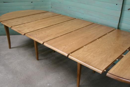 Table ronde à volets DIAMETRE 110 réalisée en Chêne massif de style Louis Philippe 5 allonges de 40 cm