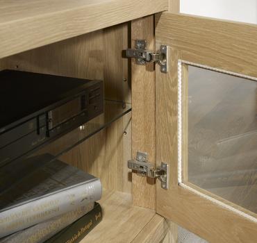 Meuble TV 2 portes Vitrées Loann réalisé en chêne massif de style Contemporain Finition Chêne Brossé Naturel