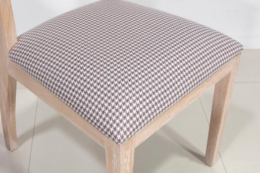 Chaise Florian réalisée en chêne massif Ligne contemporaine Assise Tissu Elastron Bristol Purple