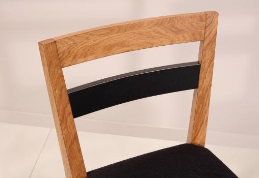 Chaises Rodrigue réalisée en chêne massif Ligne contemporaine Assise Tissu d'ameublement Noir (celles de la photo) voir table réf.c62