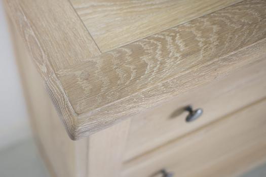 Commode 3 tiroirs Patrice, réalisée en Chêne Massif de Style Campagne SEULEMENT 1 DISPONIBLE DANS UNE FINITION CHENE BROSSE BLANCHI