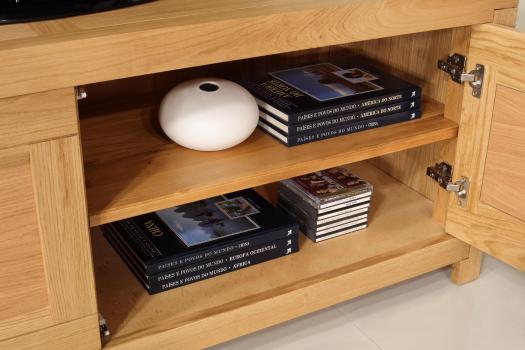 Meuble TV 2 portes Nahel, réalisé en chêne massif de style Contemporain Finition Chêne Naturel