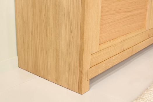 Meuble TV 2 portes Nahel, réalisé en chêne massif de style Contemporain Finition Chêne Naturel