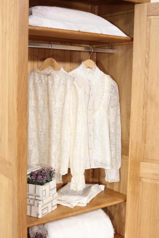 Armoire ou Bonnetière 1 porte Amaury réalisé en Chêne Massif de style Campagnard