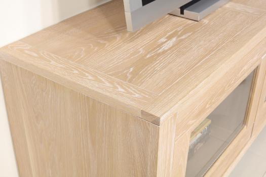 Meuble TV 2 portes Vitrées Loann réalisé en chêne massif de style Contemporain 