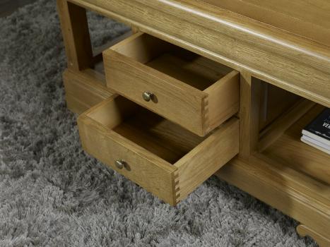 Table Basse Emmanuel réalisée en Chêne de style Louis Philippe Finition traditionnelle.