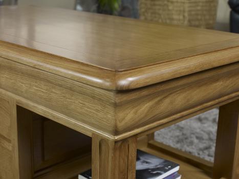 Table Basse Emmanuel réalisée en Chêne de style Louis Philippe Finition traditionnelle.