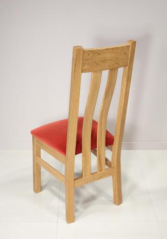 Chaise Léonor réalisée en Chêne Massif Assise Tissu  Ameublement  (celle de la photo) il nous reste 4 chaises