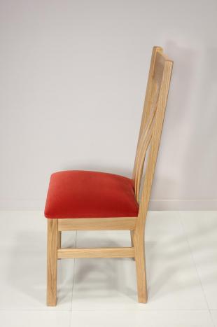 Chaise Léonor réalisée en Chêne Massif Assise Tissu  Ameublement  (celle de la photo) il nous reste 4 chaises