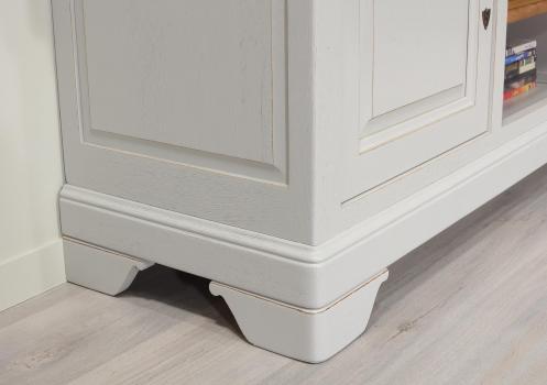 Meuble TV 16/9eme Mathilde réalisé en Chêne Massif de style Louis Philippe Finition Chêne Brossé Gris perle Plateau Chêne naturel 