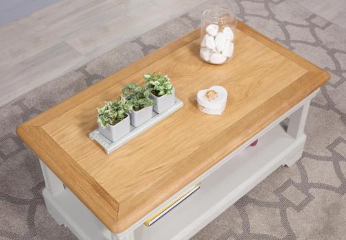 Table basse Eliot réalisée en Chêne de style Louis Philippe 1 tiroir de chaque côté Finition chêne naturel pour le plateau et Gris perle pour le corps