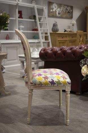 Chaise Romain réalisée en Chêne Massif de style Louis XVI Finition Chêne Brossé Blanchi Tissu orb primavera SEULEMENT 2 DISPONIBLE 