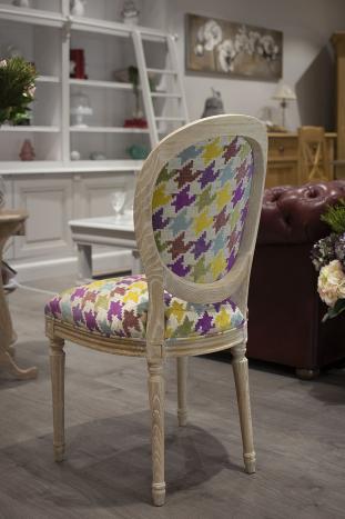 Chaise Romain réalisée en Chêne Massif de style Louis XVI Finition Chêne Brossé Blanchi Tissu orb primavera SEULEMENT 2 DISPONIBLE 