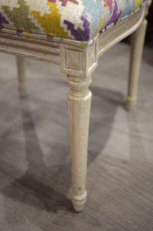 Chaise Romain réalisée en Chêne Massif de style Louis XVI Finition Chêne Brossé Blanchi Tissu orb primavera SEULEMENT 2 DISPONIBLE 