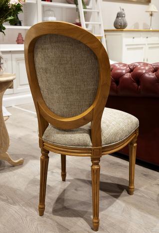 Chaise Simon réalisée en Chêne Massif de style Louis XVI Finition Chêne Doré patiné Tissu ELASTRON Boston ASH.