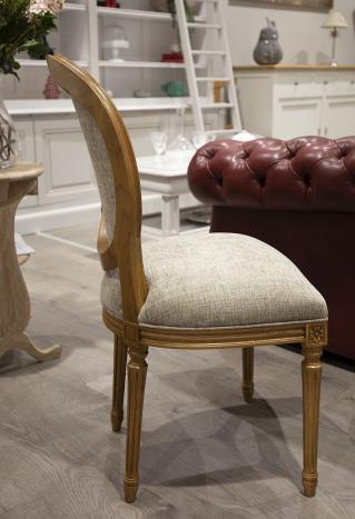 Chaise Simon réalisée en Chêne Massif de style Louis XVI Finition Chêne Doré patiné Tissu ELASTRON Boston ASH.