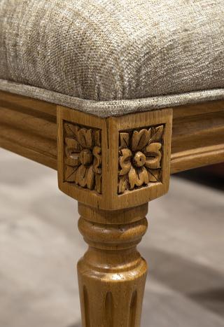Chaise Simon réalisée en Chêne Massif de style Louis XVI Finition Chêne Doré patiné Tissu ELASTRON Boston ASH.
