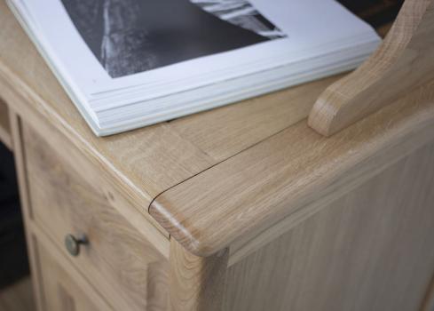 Petit Bureau informatique Emeric réalisé en Chêne de style Louis Philippe Finition Chêne naturel Surface d'écriture noire (photographies)