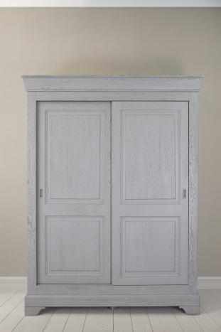 Armoire 2 portes Jean-Baptiste en Chêne Massif portes coulissantes, de style Louis Philippe Finition Chêne Brossé Gris