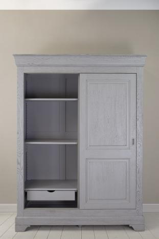 Armoire 2 portes Jean-Baptiste en Chêne Massif portes coulissantes, de style Louis Philippe Finition Chêne Brossé Gris