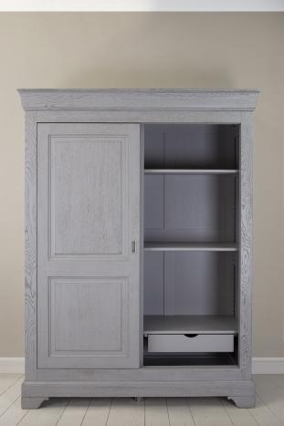 Armoire 2 portes Jean-Baptiste en Chêne Massif portes coulissantes, de style Louis Philippe Finition Chêne Brossé Gris