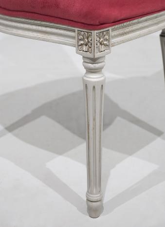 Chaise Simon réalisée en Chêne Massif de style Louis XVI Finition Chêne Brossé Gris Perle Patiné
