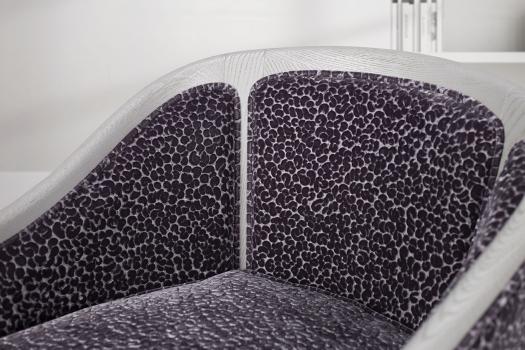 Fauteuil Cabriolet Paul réalisé en Chêne Massif de style Louis Philippe Tissu Prune MMP Boutique