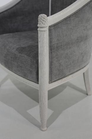Fauteuil Cabriolet Paul réalisé en Chêne Massif de style Louis Philippe Finition Chêne Brossé Gris Perle Patiné 