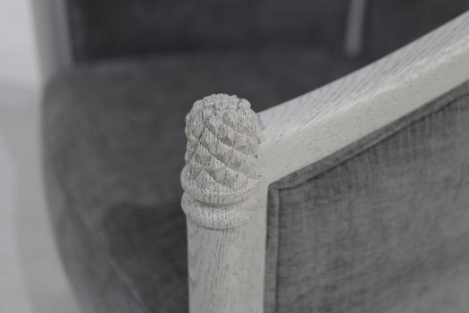 Fauteuil Cabriolet Paul réalisé en Chêne Massif de style Louis Philippe Finition Chêne Brossé Gris Perle Patiné 