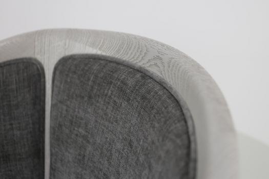 Fauteuil Cabriolet Paul réalisé en Chêne Massif de style Louis Philippe Finition Chêne Brossé Gris Perle Patiné 