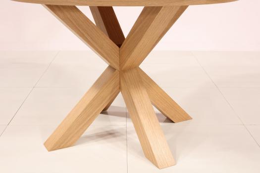 Table ronde Contemporaine Gabin, diamètre 120 cm réalisée en chêne avec un pieds central et 1 allonge portefeuille de 50 cm