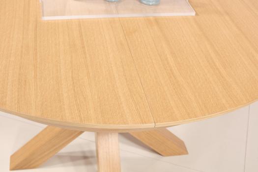 Table ronde Contemporaine Gabin, diamètre 120 cm réalisée en chêne avec un pieds central et 1 allonge portefeuille de 50 cm