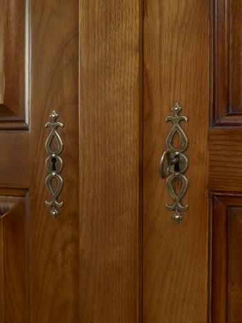 Armoire 2 portes Gabriel réalisé en Chêne Massif de style Louis Philippe Campagnard
