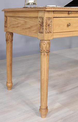 Bureau Ministre réalisé en Chêne de Style Louis XVI Finition Chêne Naturel Patiné Sculpté main SEULEMENT 1 DISPONIBLE 