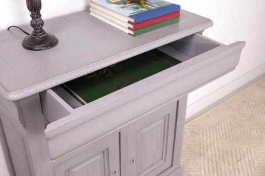 Petit Buffet 2 portes 4 tiroirs Thimoty réalisé en chêne massif de style Louis Philippe Finition Chêne Brossé Gris Patiné SEULEMENT 1 DISPONIBLE
